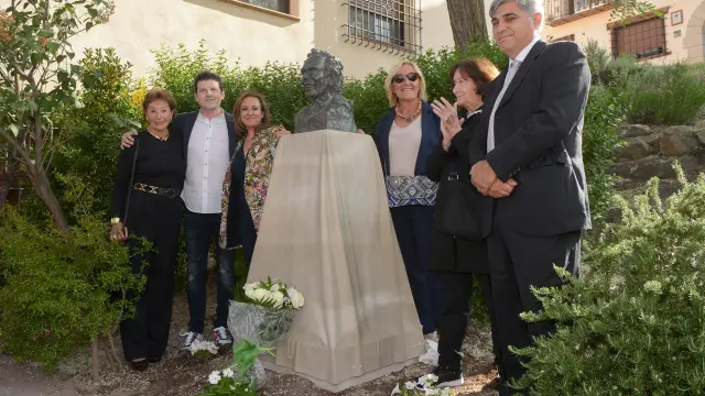 Dione Caus, José Miguel Abril, Mayte Pérez, Sionin Caus, Elisa Causa y Federico Martín, alrededor del busto dedicado a Pertegaz.