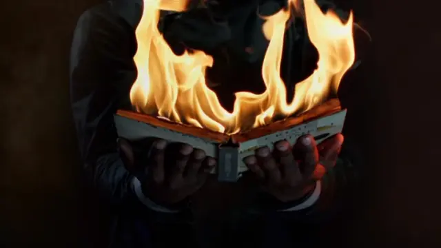 Escena del trailer de 'Fahrenheit 451'