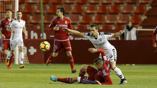 Pombo, en el suelo ante la presión de un jugador del Albacete, con Eguaras y Grippo por detrás de la jugada. Era finales de diciembre, en el partido de la primera vuelta en el Carlos Belmonte entre Alba y Real Zaragoza.