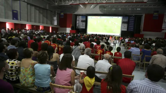 Aficionados en el Palacio de Congresos presenciando en una pantalla gigante un partido de la selección española.