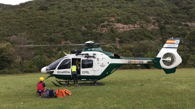 El helicóptero, durante el rescate, en la pradera cercana al barranco de la Peonera