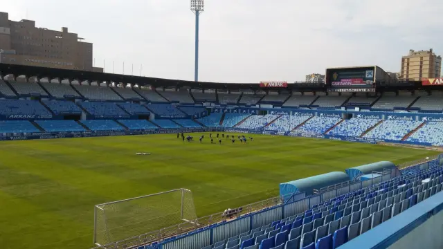 Los jugadores del Real Zaragoza, al inicio del entrenamiento de este sábado en La Romareda.
