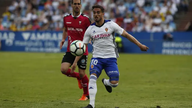 Javi Ros pugna con Arroyo en el Real Zaragoza-Albacete.