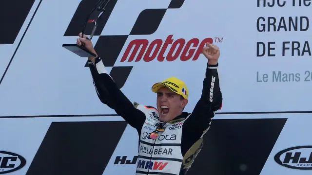 Arenas celebra su primer triunfo en Moto 3.