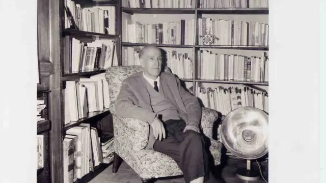 Vicente Aleixandre, en la espléndida biblioteca de su casa madrileña, santuario de la poesía.