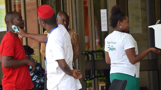Los viajeros son examinandos en la frontera de Nigeria ante el nuevo brote de ébola