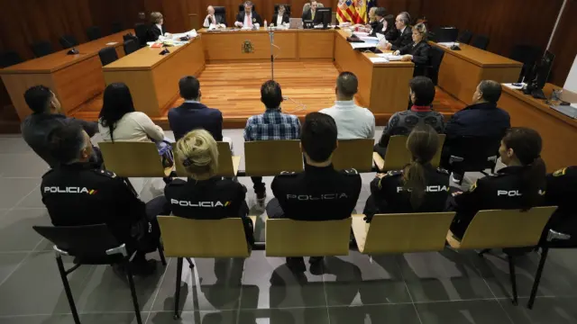 Los siete acusados, este lunes en la Audiencia Provincial de Zaragoza.
