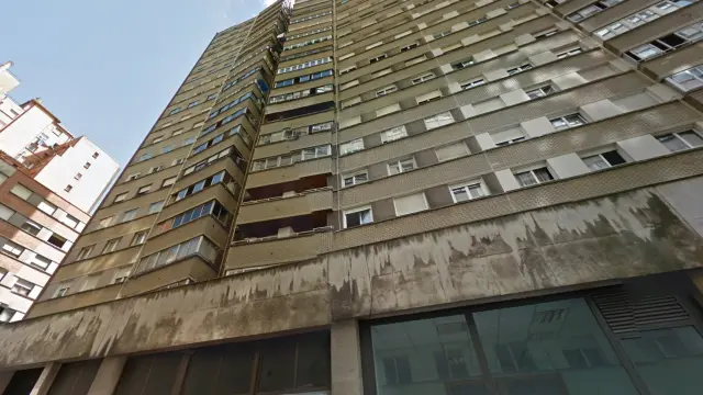 Una imagen del bloque de 19 alturas, en la calle de Olite (Bilbao), donde se produjo el fatal desenlace.