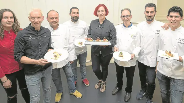 Los cocineros participantes en las jornadas de Pastelería Tolosana, con sus recreaciones de la trenza de Almudévar.