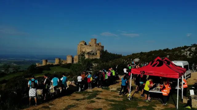 Los participantes, en un punto de avituallamiento cercano al castillo de Loarre.