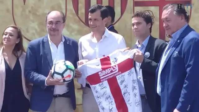 Los jugadores de la S.D. Huesca, recibidos por Lambán
