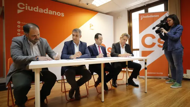 Firma de la integración de Compromiso con Aragón en Ciudadanos.