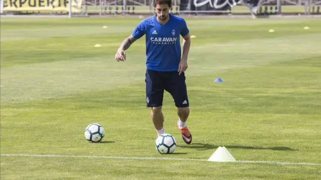 Eguaras conduce el balón en el entrenamiento del Real Zaragoza este miércoles en la Ciudad Deportiva.