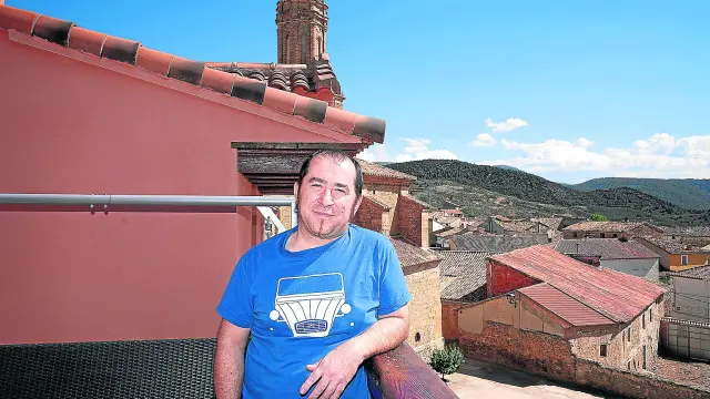 José Miguel Cortés, en la terraza del Castillo de Celia, su proyecto turístico y vital, con la sierra de Javalambre al fondo.