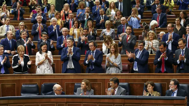 Los diputados del PP aplauden tras la aprobación en el pleno del Congreso del proyecto de presupuestos para 2018