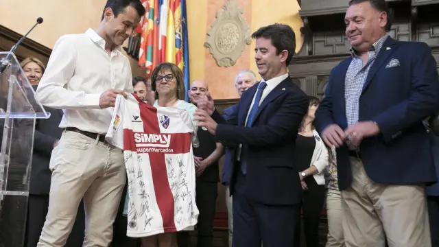 Los jugadores entregaron una camiseta firmada al alcalde.