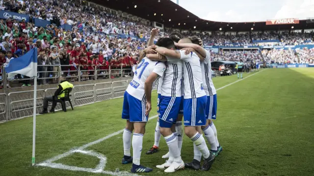 Piña de jugadores del Real Zaragoza celebrando el gol de Zapater al Albacete.