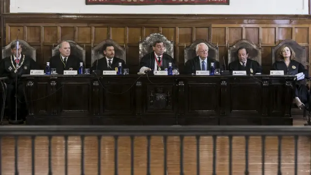 José María Rivera, José Manuel Bandrés, Manuel Bellido, Julián Sánchez Melgar, Javier Moscoso, Antolín Herrero y Pía Lardiés, durante el acto celebrado en el TSJA.
