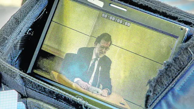 Rajoy, en un monitor mientras declara como testigo en julio pasado en el macrojuicio por corrupción de la trama Gürtel.