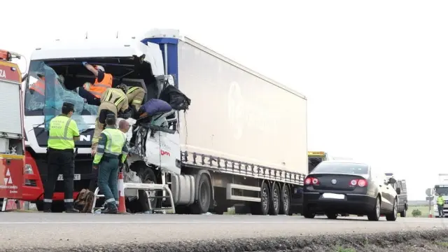 Accidente entre dos camiones a la altura de Pina de Ebro.