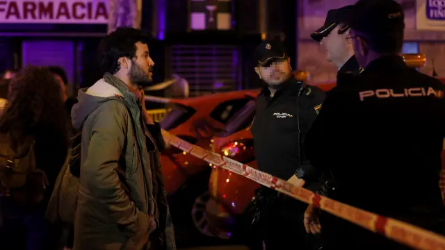 El hijo de Luis Bárcenas, Willy Bárcenas, conversa con miembros de la policía nacional desplazados en la calle del General Martínez Campos, en el distrito de Chamberí de Madrid.