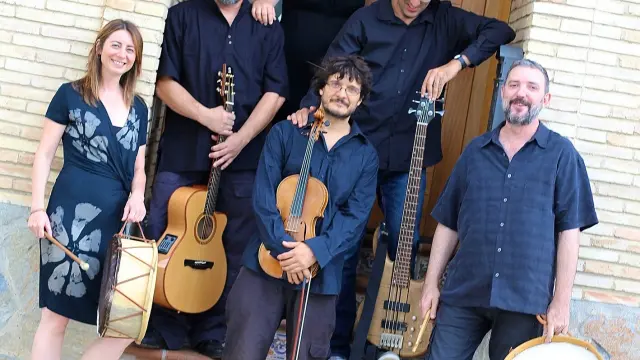 Formación habitual del grupo Almagato. Jaime González (sujeta una guitarra, con gafas y barba) es el segundo por la izquierda.