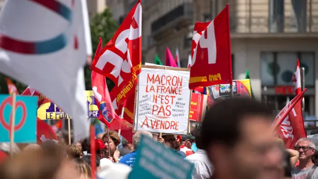 Miles de personas protestan en Francia contra la política liberal de Macron