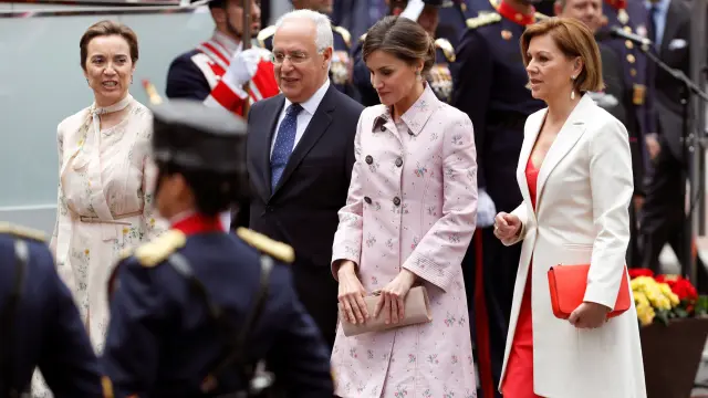 La reina Letizia, María Dolores de Cospedal y, el presidente de La Rioja, José Ignacio Ceniceros, y la alcaldesa de Logroño, Concepción Gamarra, este sábado.