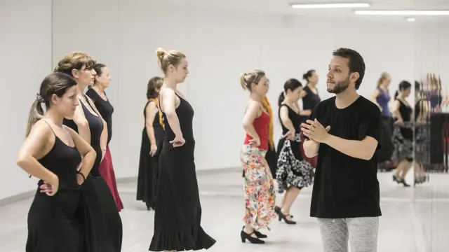 El bailaor flamenco Manuel Liñán durante la clase que impartió este domingo en Zaragoza.
