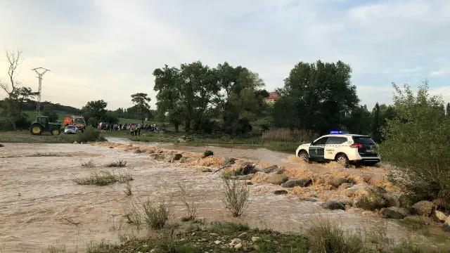 Auxilian a los 4 ocupantes de un vehículo arrastrado por el agua en el río Guarga