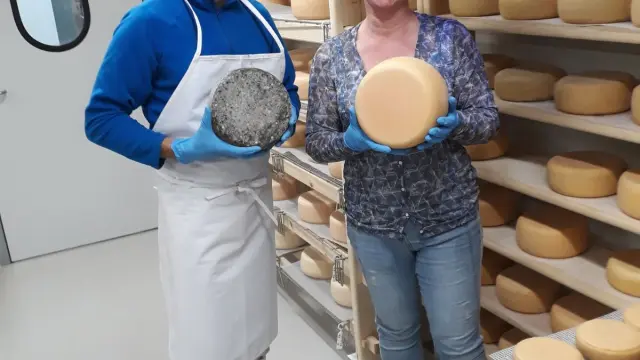 Emilio Sierra y la holandesa Fabiola, en la quesería.