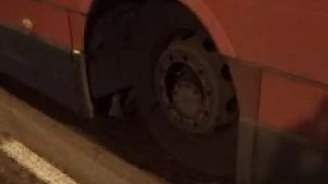 Imagen de la rueda del vehículo que perdió todos sus tornillos.