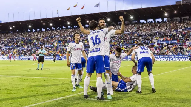 Los jugadores del Real Zaragoza celebran el 1-0 logrado por Borja Iglesias este domingo ante el Valladolid al poco de comenzar el partido.