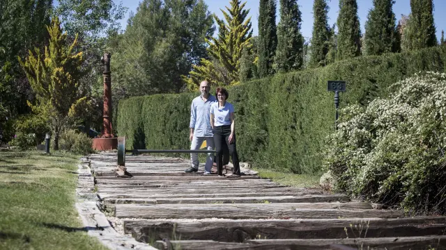 José Luis Guimera y Maruja Gerona, en los jardines 'ferroviarios' de la Parada del Compte.