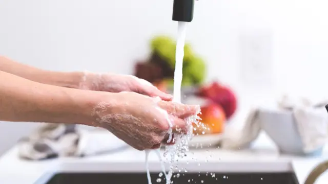 Lavarse las manos antes de tocar los alimentos es una de las normas que debe imperar en cualquier cocina.