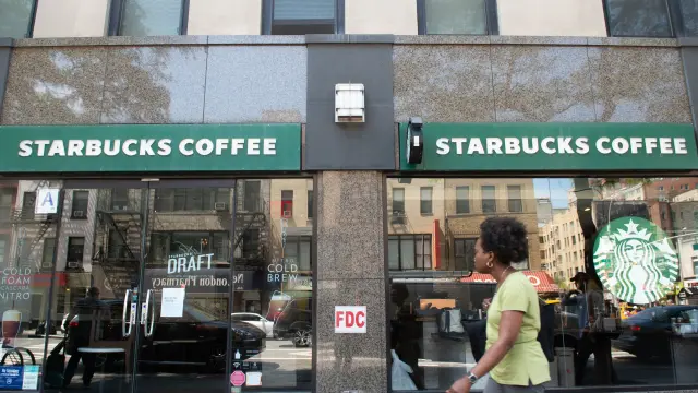 Un local de Starbucks cerrado en la ciudad de Nueva York.
