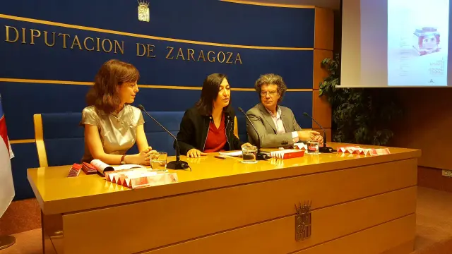 Irene Vallejo (izda.), Cristina Palacín y Juan Bolea, durante la presentación del ciclo.