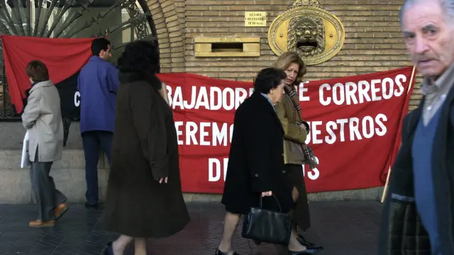Imagen de archivo de una protesta ante las puertas de la oficina central de Correos en paseo de la Indepencia de Zaragoza