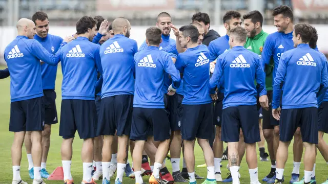 Los jugadores del Real Zaragoza bromean antes del entrenamiento de este miércoles en la Ciudad Deportiva.