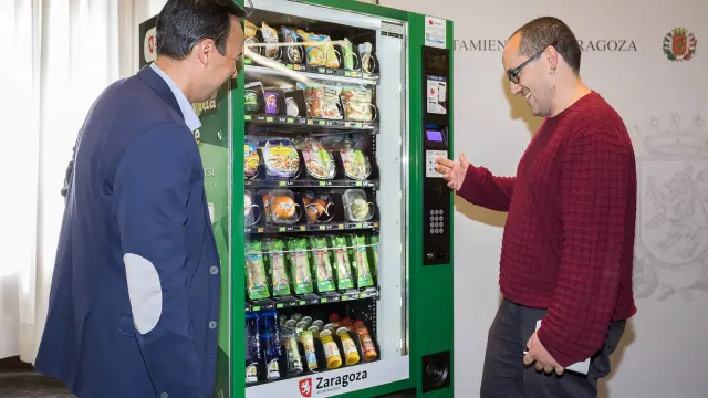 Alberto Cubero utilizando un máquina con alimentos saludables.