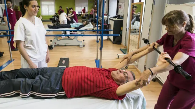 Los enfermos de esclerosis múltiple se ejercitan en el gimnasio de la sede de Fadema.