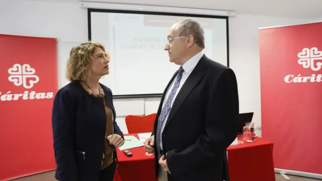 Cristina García, secretaria general de Cáritas Diocesana de Zaragoza, y Carlos Gómez, director de la entidad.