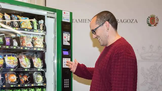 Alberto Cubero utilizando un máquina con alimentos saludables.