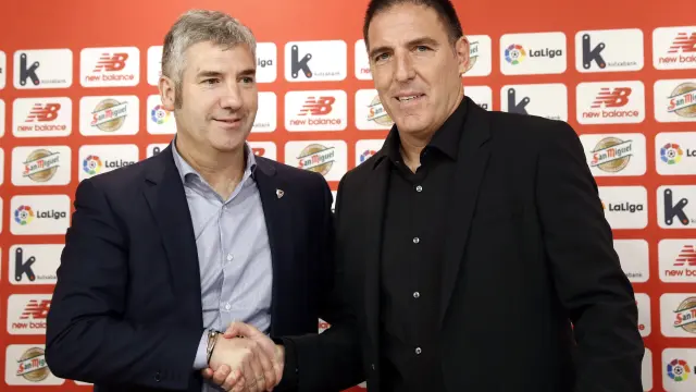 Josu Urritia, presidente del Athletic Club y el nuevo entrenador, Eduardo Berizzo.