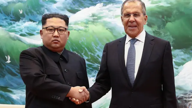El líder norcoreano, Kim Jong-un y el ministro de Exteriores ruso, Serguéi Lavrov.