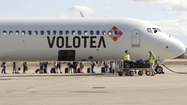 Un avión de Volotea antes de despegar desde el aeropuerto de Zaragoza.