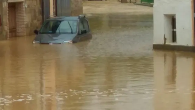 En Santed, el agua ha inundado los bajos de una treintena de viviendas.