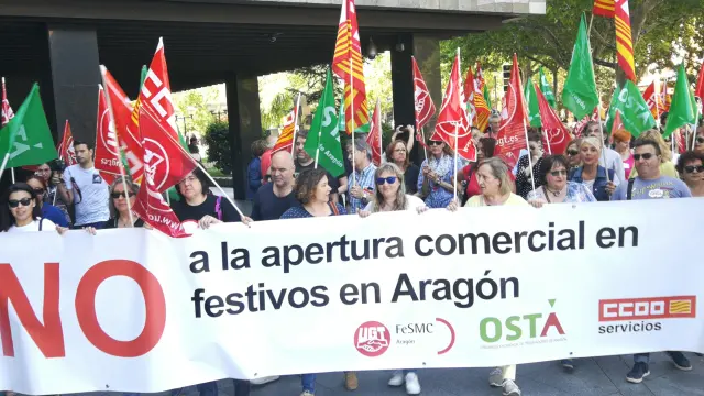 Los trabajadores han recorrido esta mañana el centro de Zaragoza en contra de la apertura de los comercios en domingos y festivos