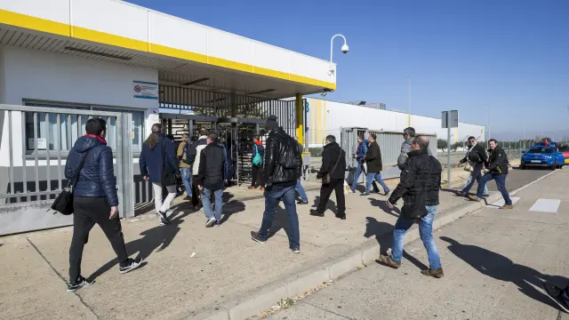 Trabajadores en el cambio de turno en la planta de Opel Figueruelas