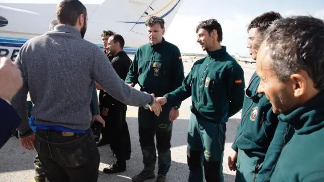 Óscar Cacho dando la mano a uno de los rescatados en Marruecos